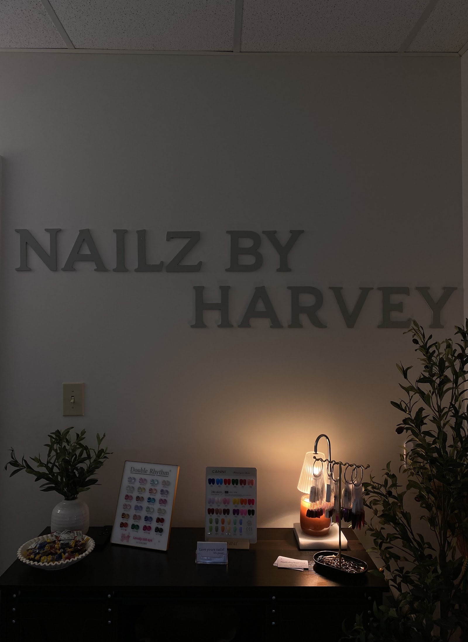 Nailzbyharvey logo